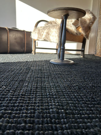 alfombra negra de yute