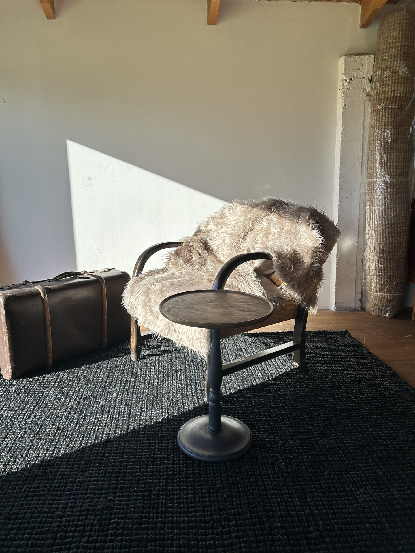 alfombra color negro yute