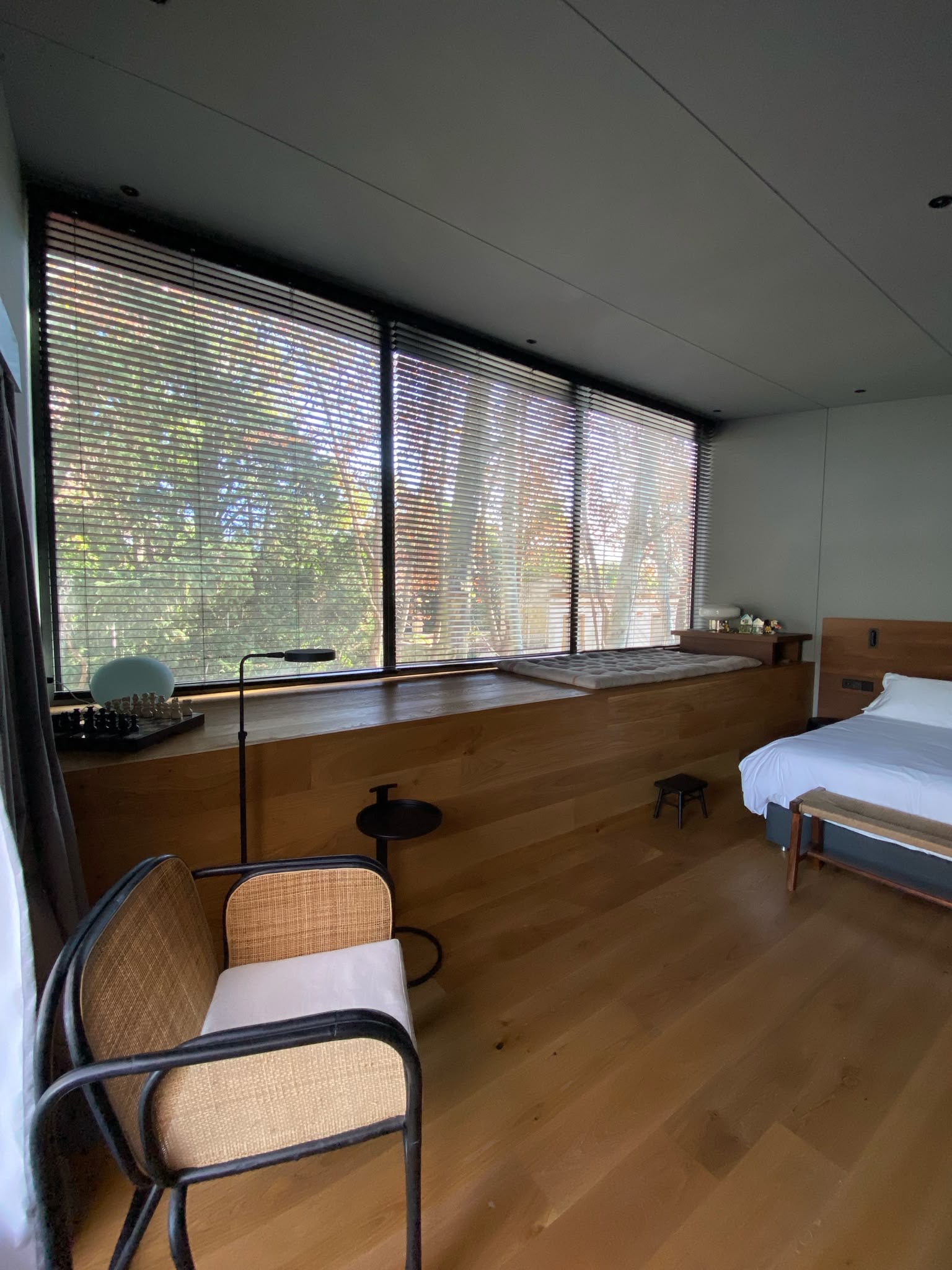 CORTINA HUNTER DOUGLAS ROLLER BLACK OUT MADERA TRADICIONAL 